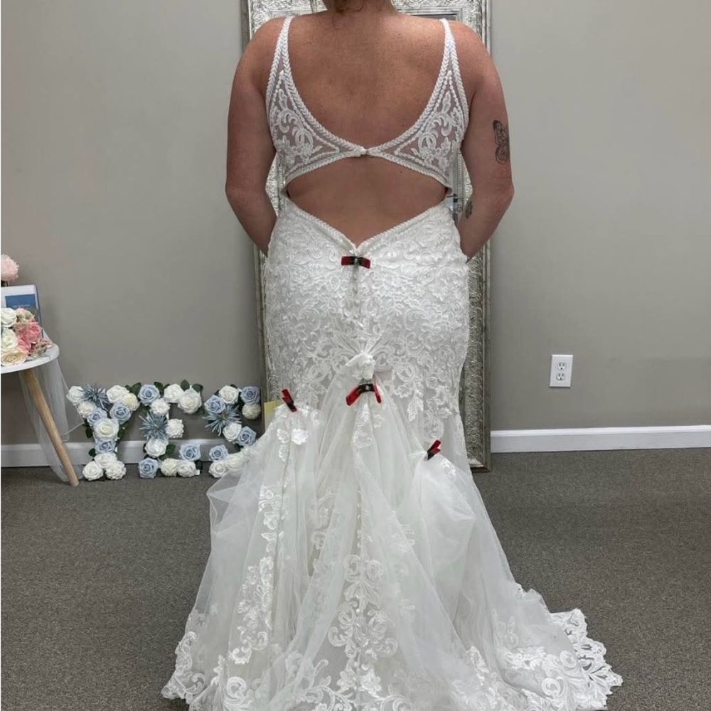 Elegant White Lace Wedding Dress - Picture 4 of 7